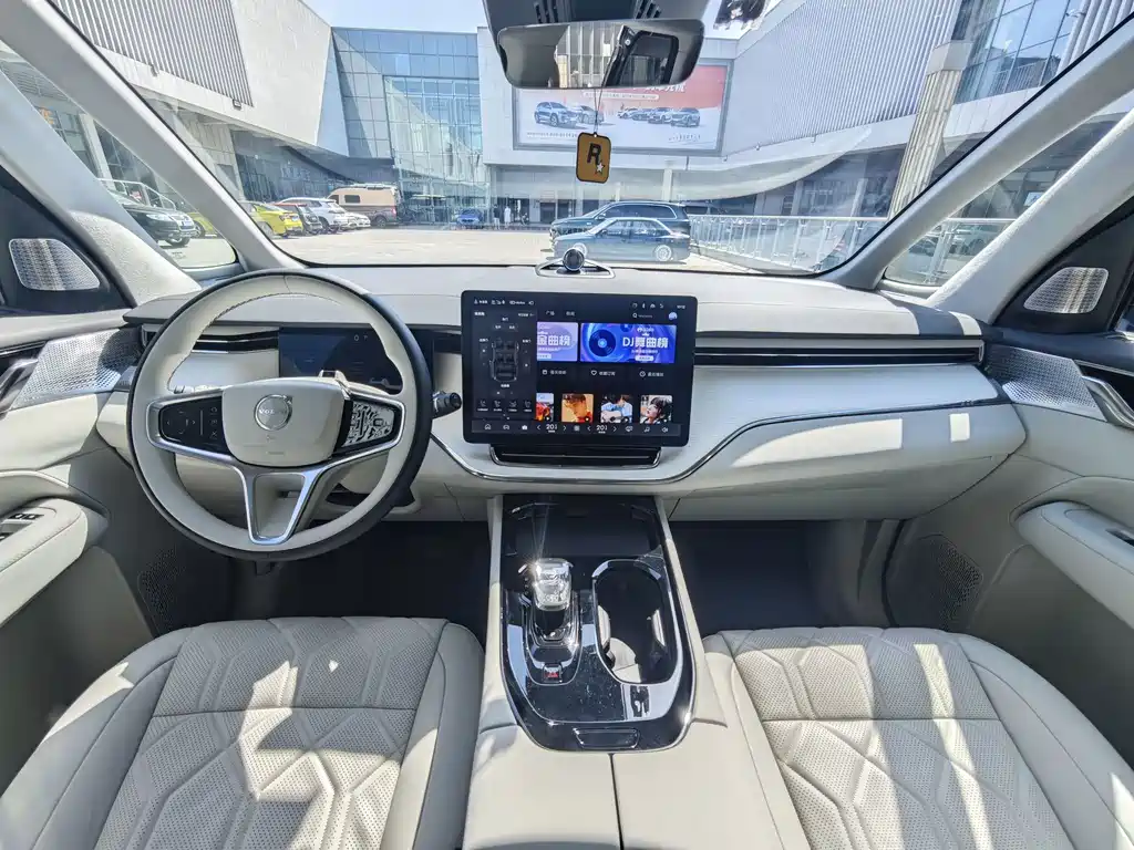 Volvo EM90 2025 Ultra Six Seater купить на сайте DeffCars