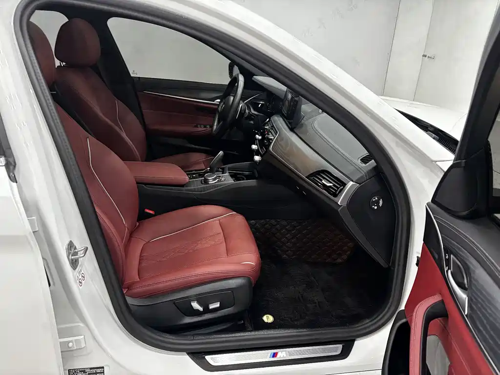 BMW 5 Series 2023 530Li Leading M Sports Package купить на сайте DeffCars
