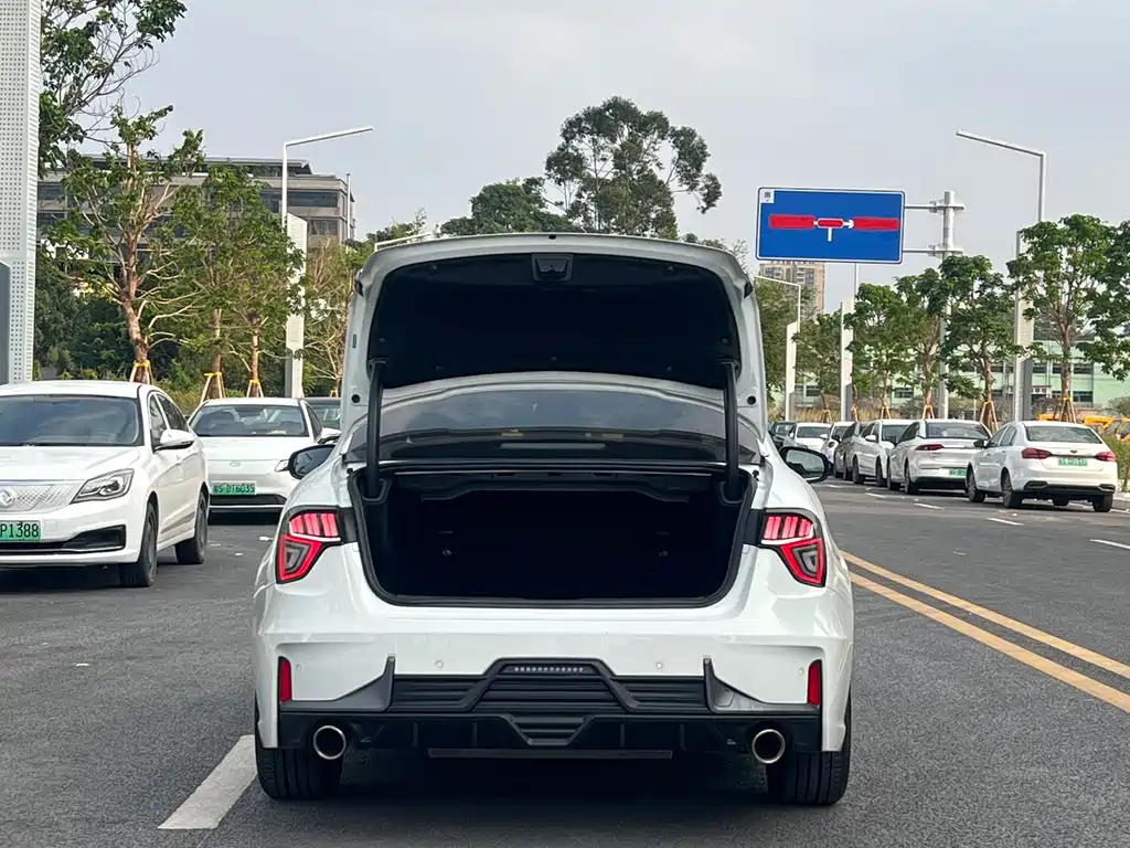 Lynk & Co 03 2022 1.5TD DCT Pro купить на сайте DeffCars