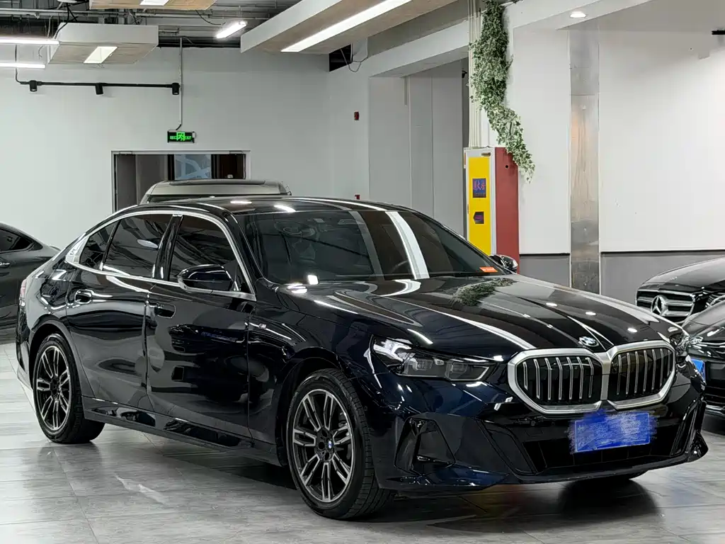 BMW 5 Series 2024 530Li Leading M Sports Package купить на сайте DeffCars