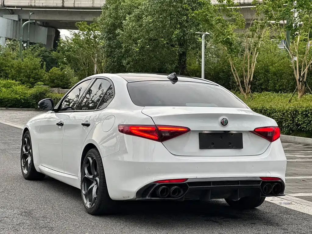 Giulia 2017 2.0T 200HP Deluxe Edition купить на сайте DeffCars