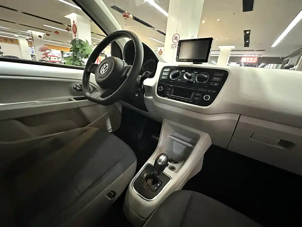 Volkswagen up! 2015 1.0L move up! купить на сайте DeffCars