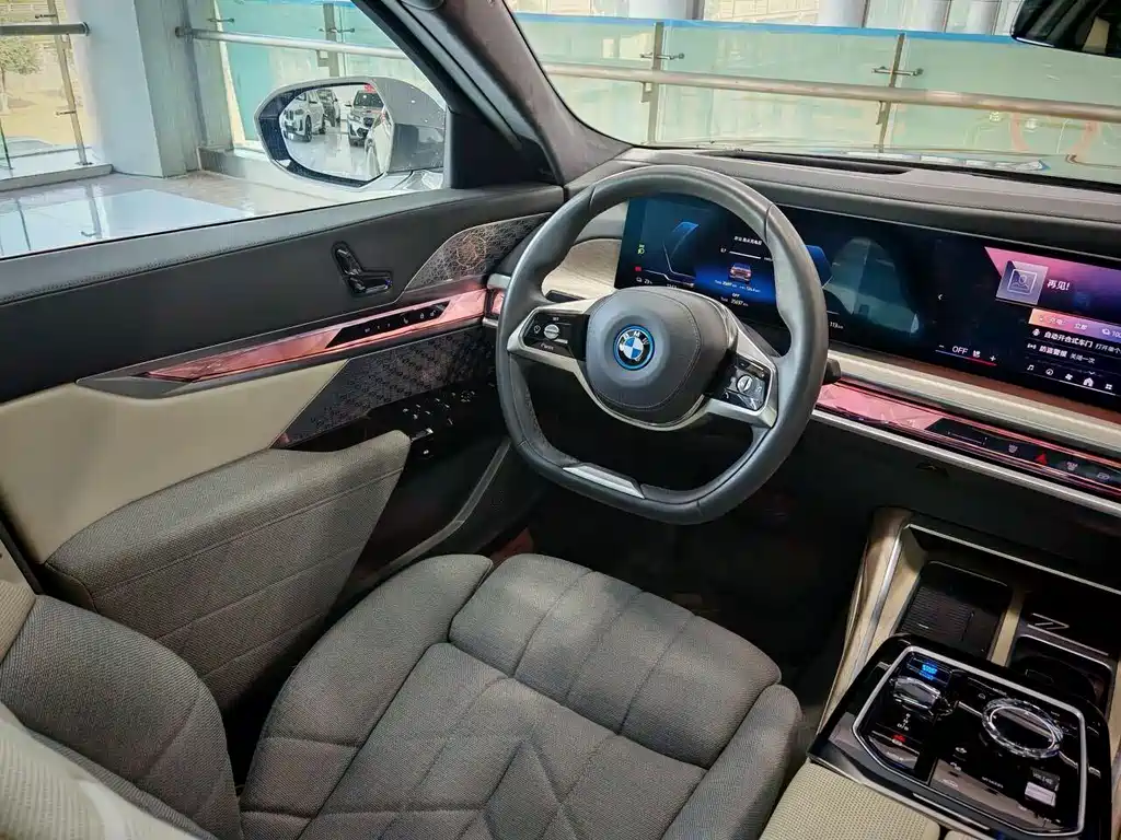 BMW i7 2023 xDrive60L Luxury Package купить на сайте DeffCars