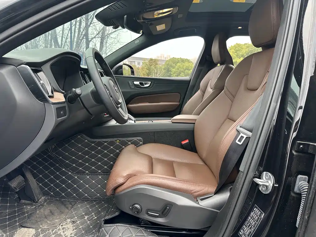 Volvo XC60 2025 B5 four-wheel drive Zhiyuan luxury version купить на сайте DeffCars