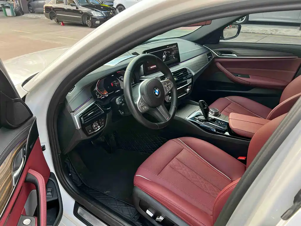 BMW 5 Series 2023 530Li Leading M Sports Package купить на сайте DeffCars