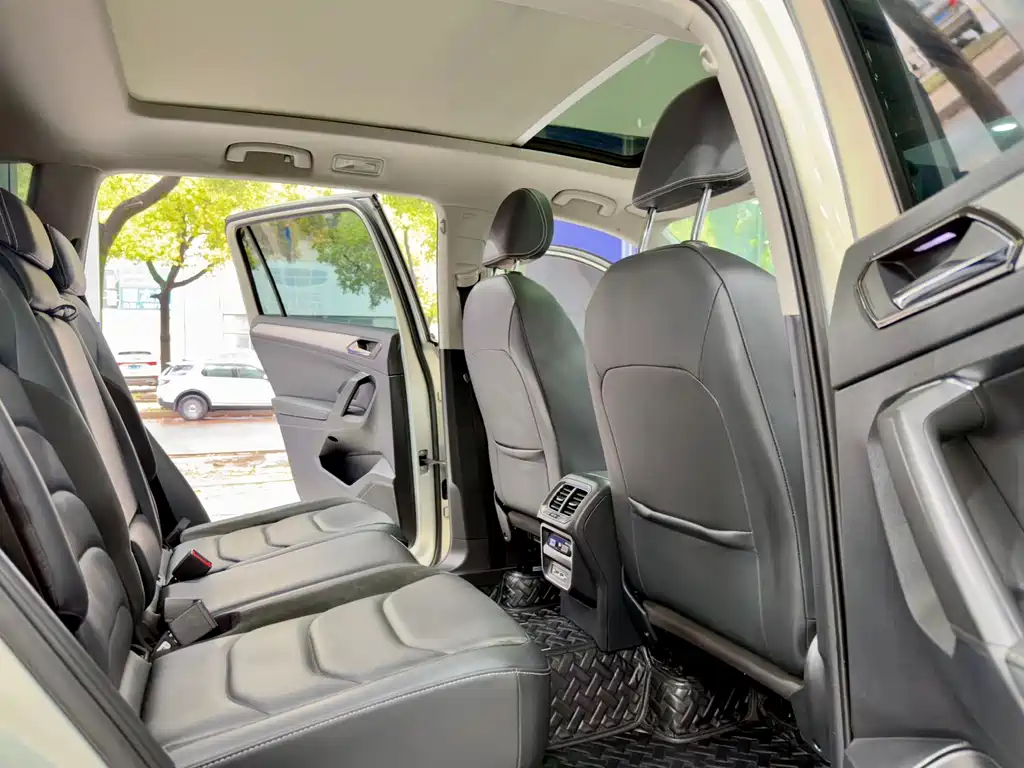 Tiguan L 2020 330TSI automatic two-wheel drive panoramic comfort version National VI купить на сайте DeffCars