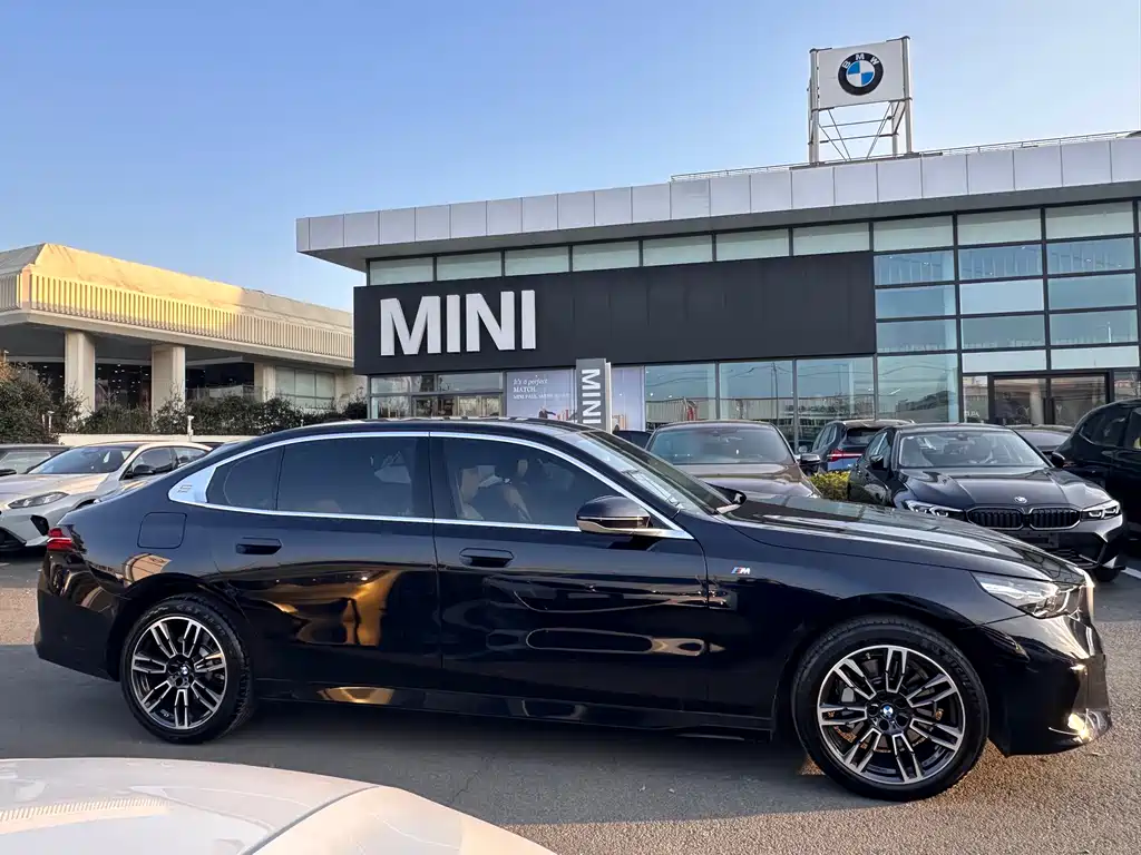 BMW 5 Series 2025 525Li M Sports Package купить на сайте DeffCars