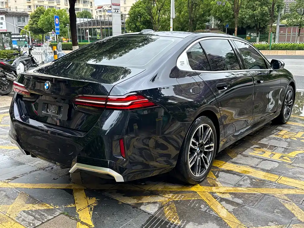 BMW 5 Series 2024 530Li Leading M Sports Package купить на сайте DeffCars
