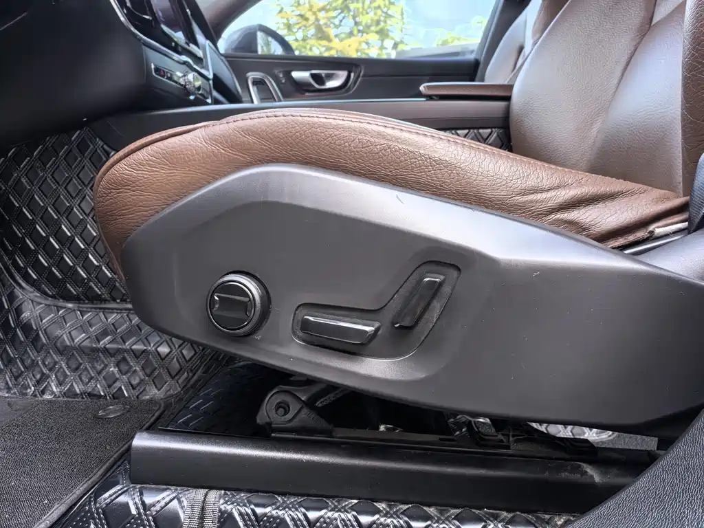 Volvo XC60 2022 B5 four-wheel drive Zhiyi Luxury Edition купить на сайте DeffCars