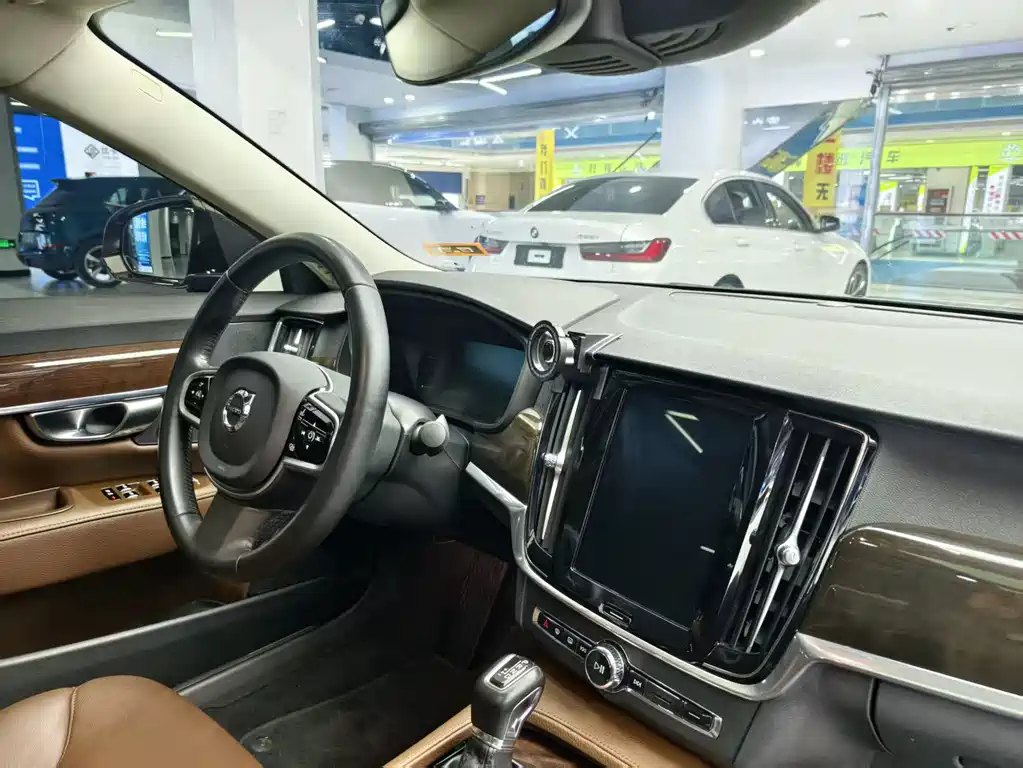 Volvo S90 2018 T4 Zhiyuan Edition купить на сайте DeffCars