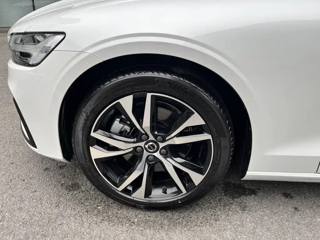 Volvo S60 2024 B5 Zhiya Sports Edition купить на сайте DeffCars