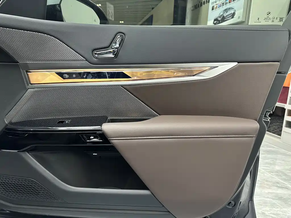 BMW 7 Series 2023 735Li Luxury Package купить на сайте DeffCars