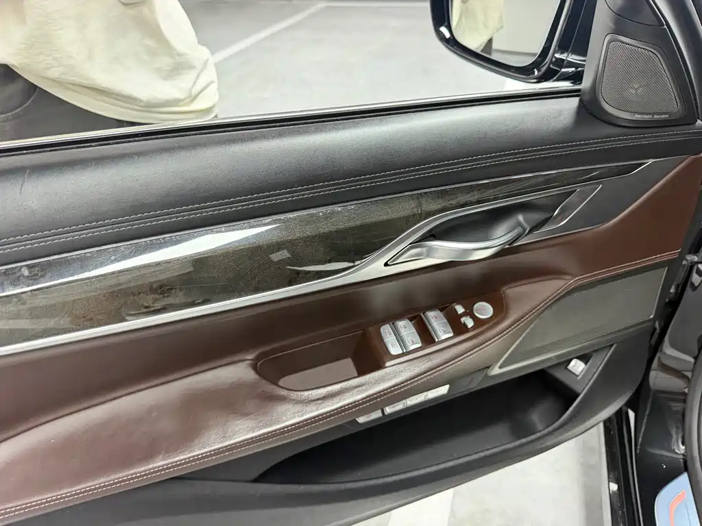 BMW 7 Series 2016 730Li Luxury купить на сайте DeffCars