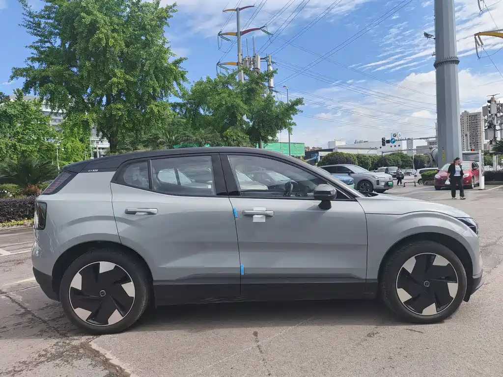 Volvo EX30 2025 rear drive long range version Plus купить на сайте DeffCars