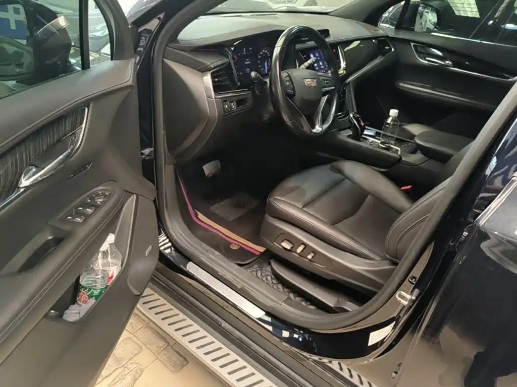 Cadillac XT6 2021 2.0T six-seat two-wheel drive luxury model купить на сайте DeffCars