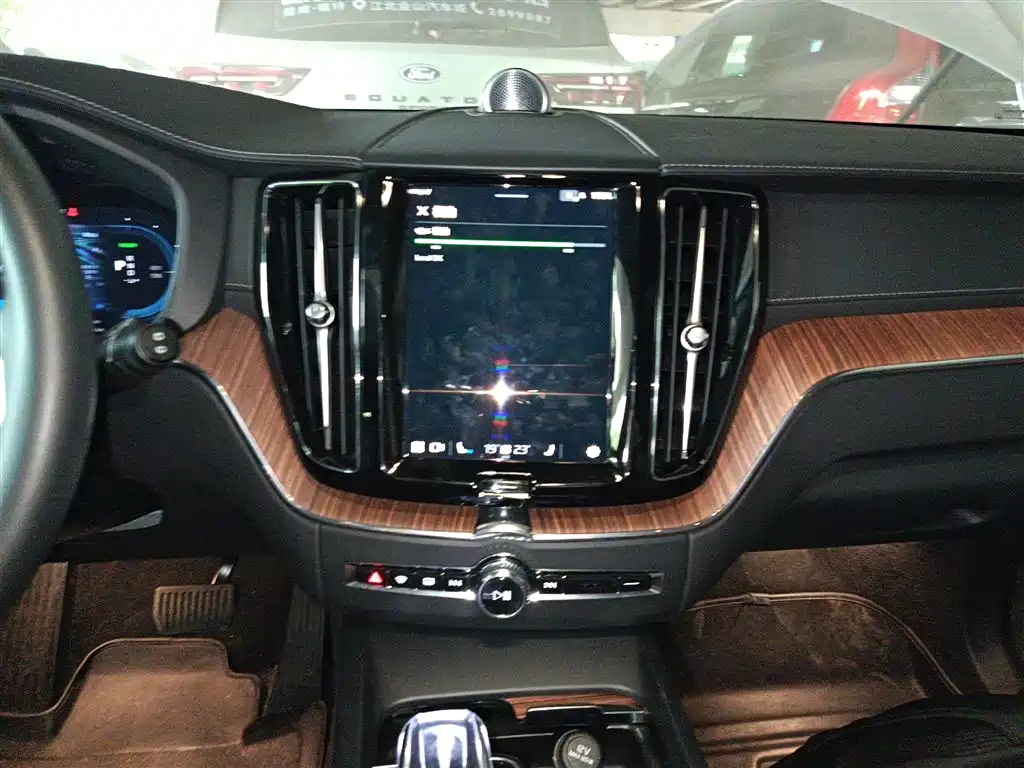 Volvo XC60 plug-in hybrid 2025 plug-in hybrid long-range four-wheel drive Zhiya luxury version купить на сайте DeffCars