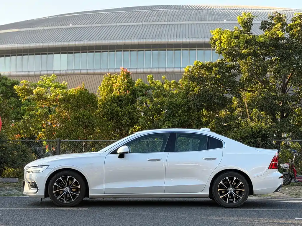 Volvo S60 2020 T4 Zhiyi Luxury Edition купить на сайте DeffCars