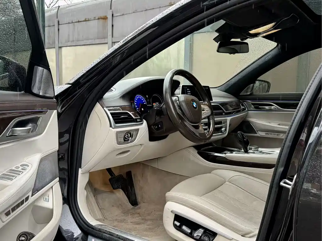 BMW 7 Series 2016 740Li Luxury купить на сайте DeffCars