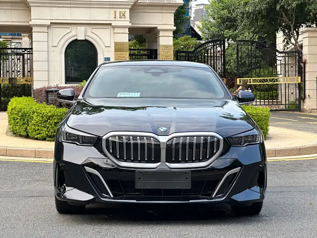 BMW 5 Series 2025 530Li Leading M Sports Package купить на сайте DeffCars