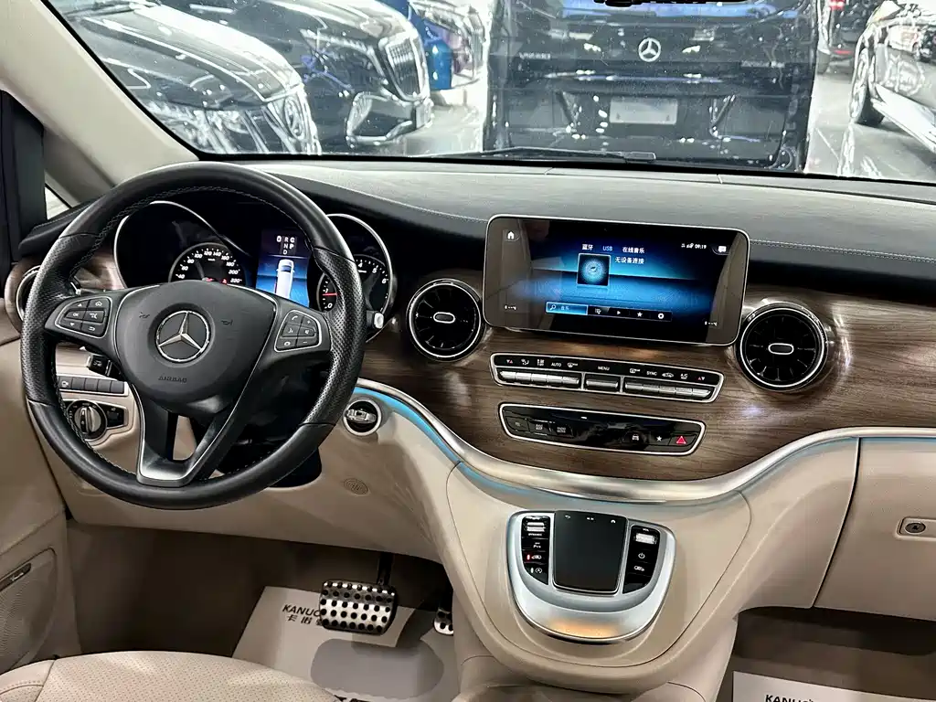 Mercedes-Benz V-Class 2022 V 260 L Long Wheelbase Luxury Edition купить на сайте DeffCars