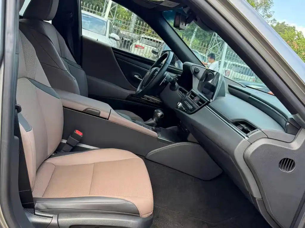 Lexus ES 2022 200 Excellence Edition купить на сайте DeffCars