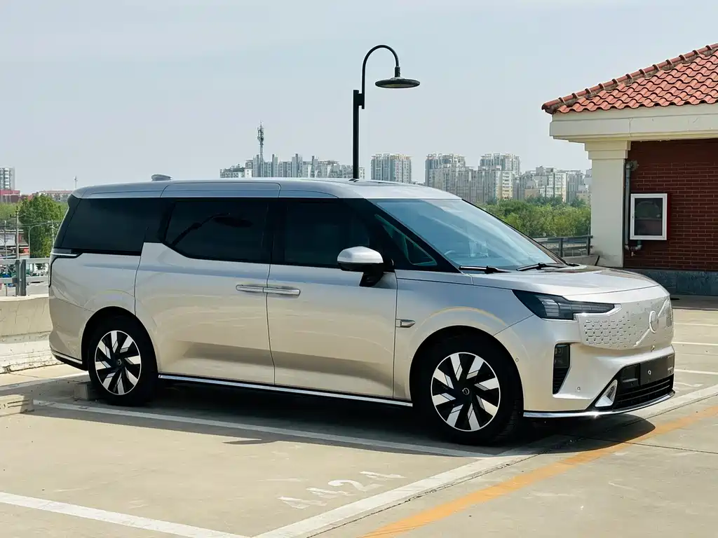 Volvo EM90 2025 Ultra six-seater купить на сайте DeffCars