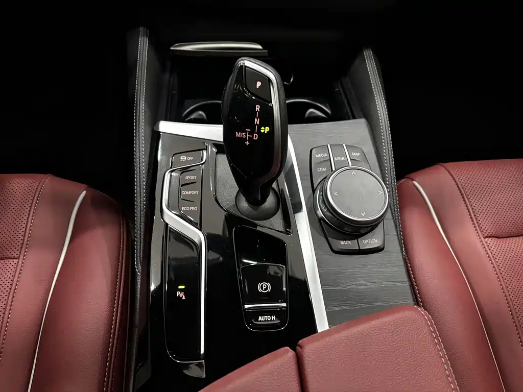 BMW 5 Series 2023 530Li Leading M Sports Package купить на сайте DeffCars