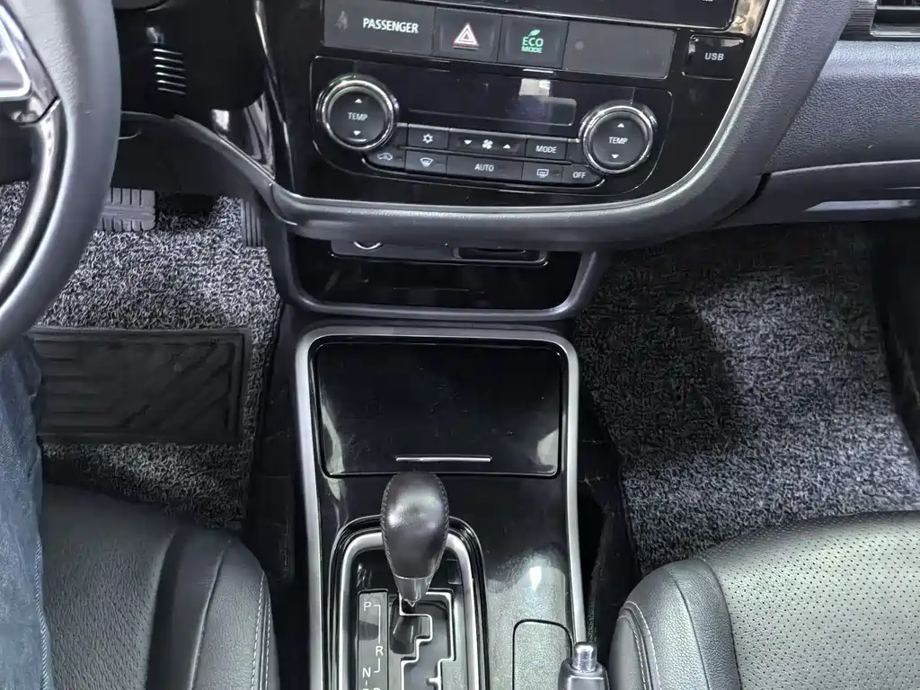 Outlander 2018 2.0L 2WD Honor Edition 5 seats купить на сайте DeffCars