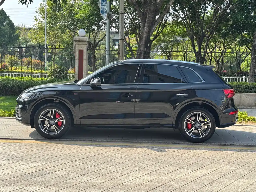 Audi Q5L 2020 40 TFSI enjoys fashionable style купить на сайте DeffCars