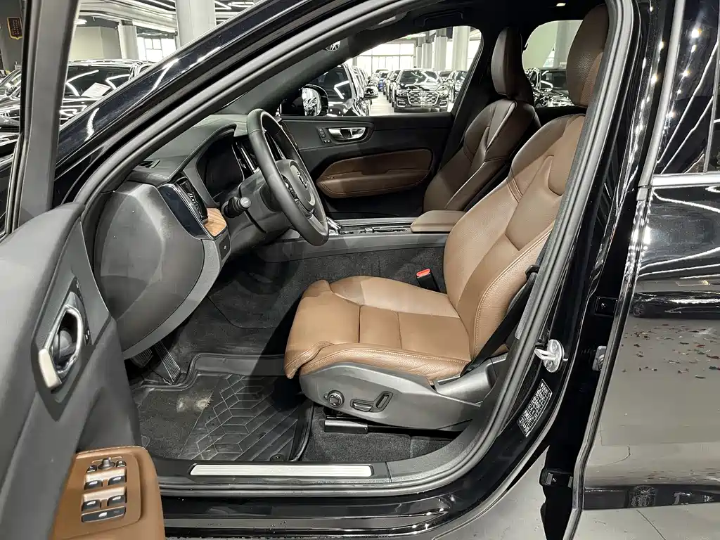 Volvo XC60 2023 B5 four-wheel drive Zhiyuan Deluxe Edition купить на сайте DeffCars
