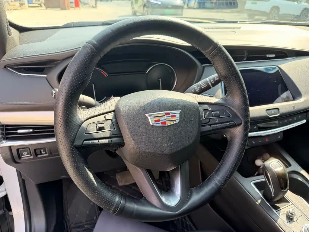 Cadillac XT4 2018 28T two-wheel drive leading model купить на сайте DeffCars
