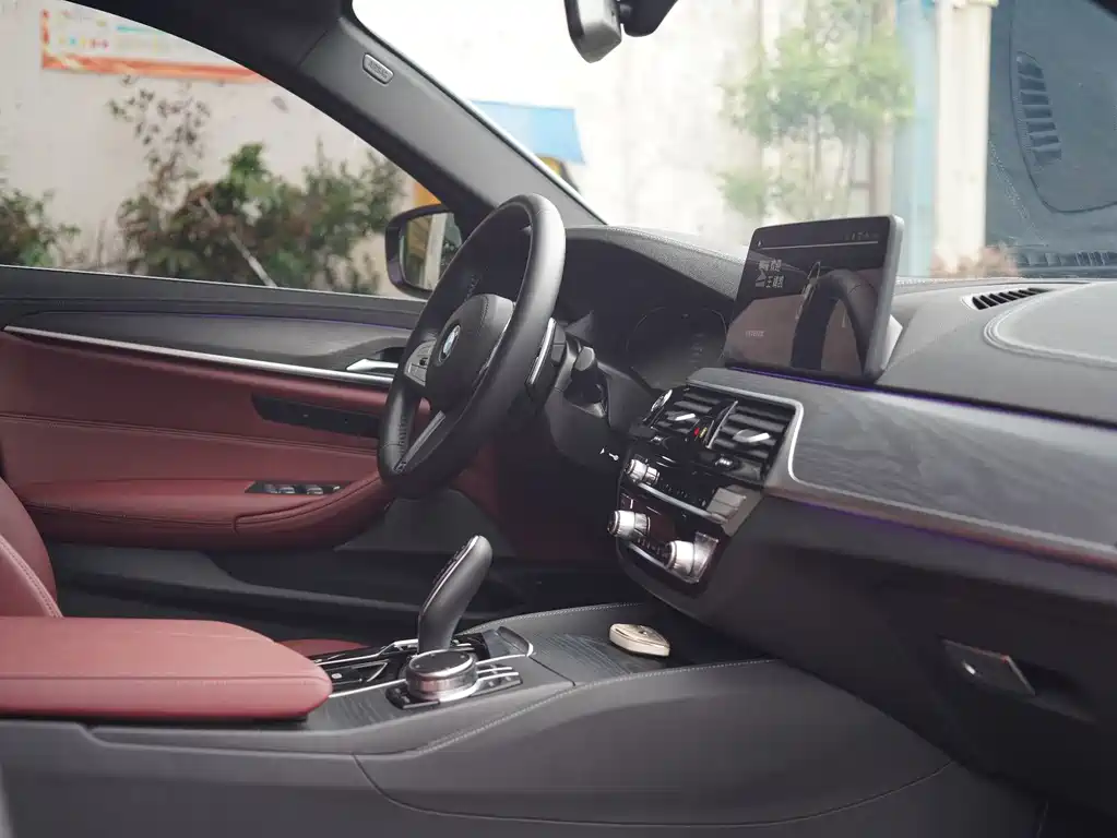 BMW 5 Series 2022 530Li Leading M Sports Package купить на сайте DeffCars