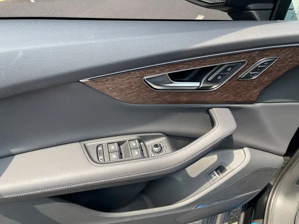 Audi Q7 2023 55 TFSI quattro S line sports version купить на сайте DeffCars