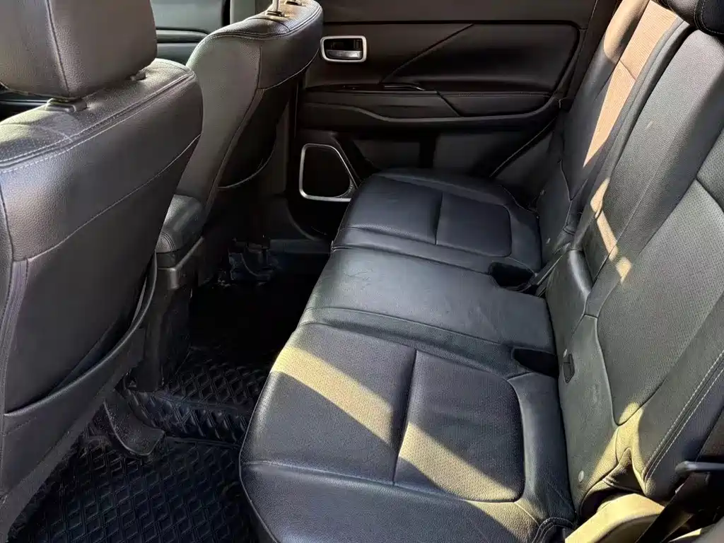 Outlander 2017 2.0L 2WD Honor Edition 5 seats купить на сайте DeffCars