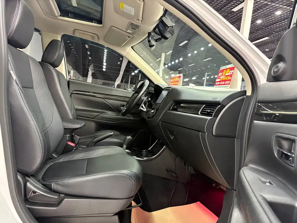 Outlander 2016 2.4L four-wheel drive luxury version 7 seats купить на сайте DeffCars