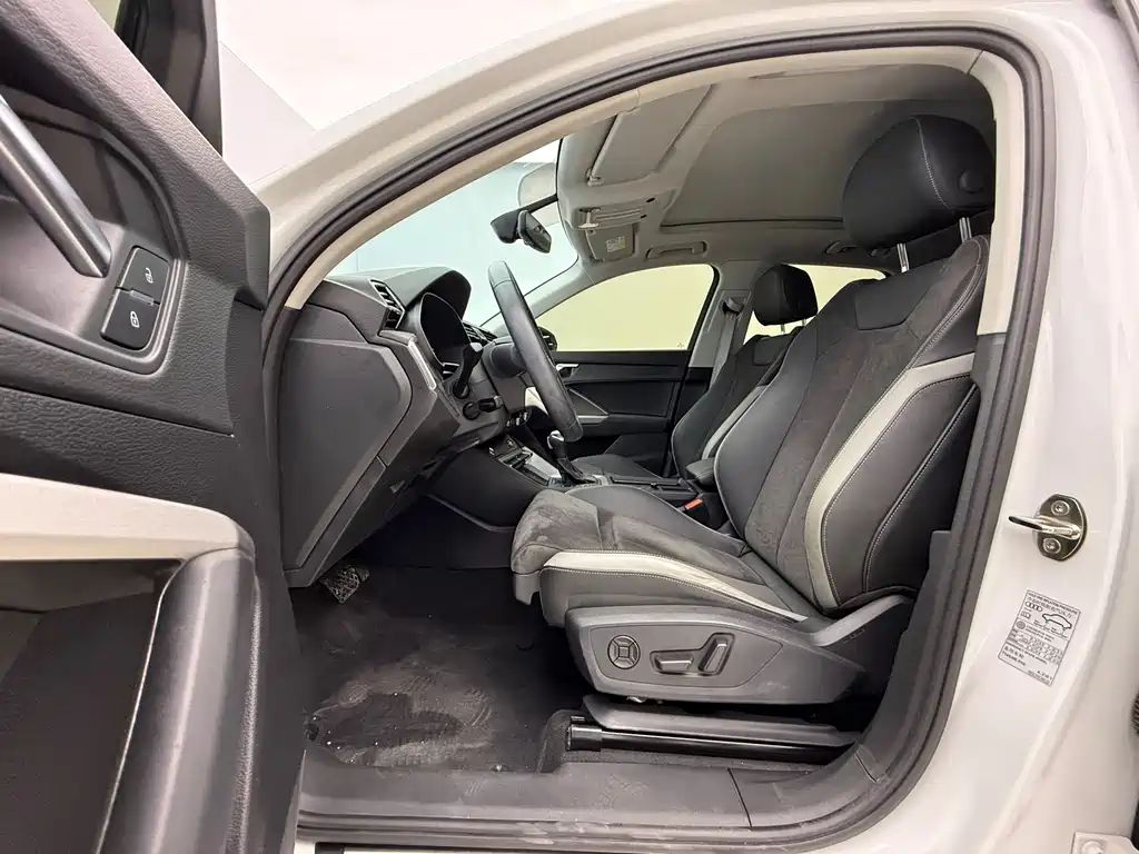 Audi Q3 2022 35 TFSI aggressive and dynamic купить на сайте DeffCars