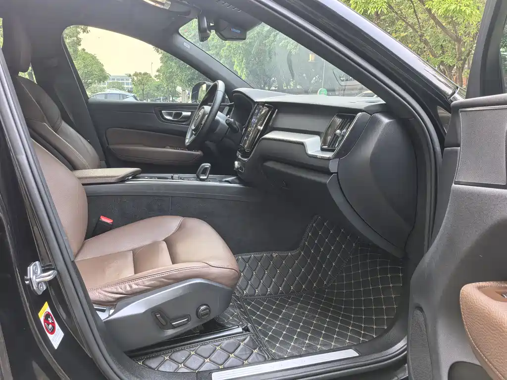 Volvo XC60 2022 B5 four-wheel drive Zhiyi Luxury Edition купить на сайте DeffCars