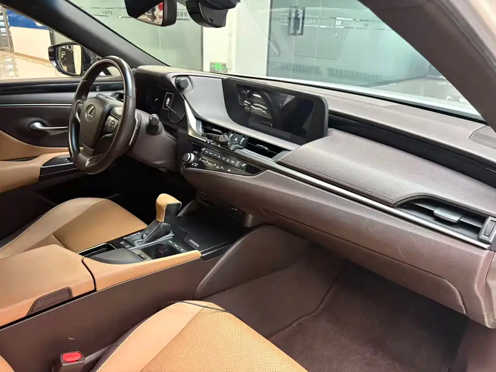 Lexus ES 2020 200 Excellence Edition купить на сайте DeffCars