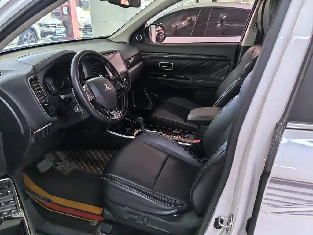 Outlander 2019 2.4L four-wheel drive exclusive version, 5 seats, National VI купить на сайте DeffCars