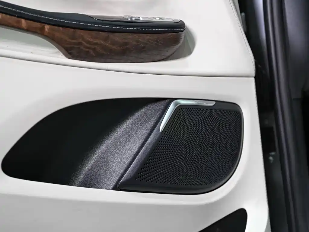 Mercedes-Benz V-Class 2018 V 260 L Premium Extended Edition National VI купить на сайте DeffCars