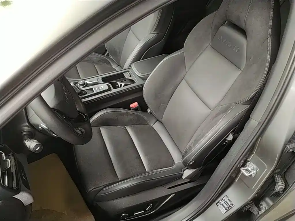 Lynk & Co 03 2022 1.5TD DCT Pro купить на сайте DeffCars