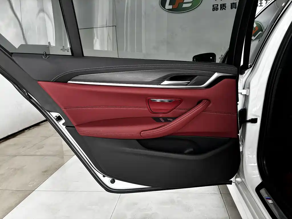 BMW 5 Series New Energy 2022 Model 535Le M Sports Package купить на сайте DeffCars