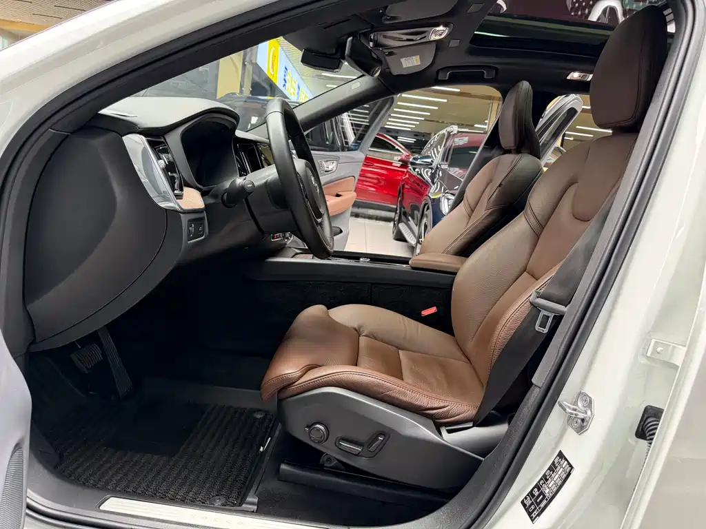 Volvo XC60 2021 T5 four-wheel drive Zhiyuan Deluxe Edition купить на сайте DeffCars