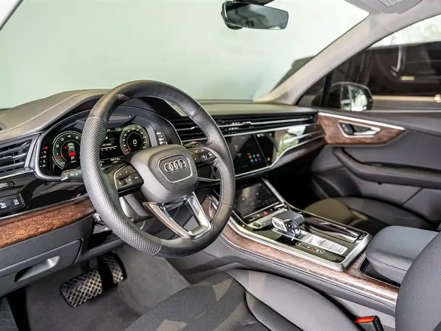 Audi Q7 2023 55 TFSI quattro S line sports version купить на сайте DeffCars
