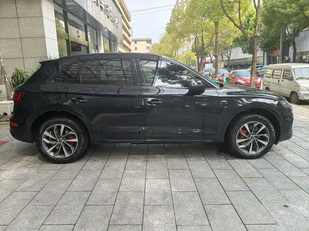 Audi Q5L 2025 40 TFSI luxury and dynamic model купить на сайте DeffCars