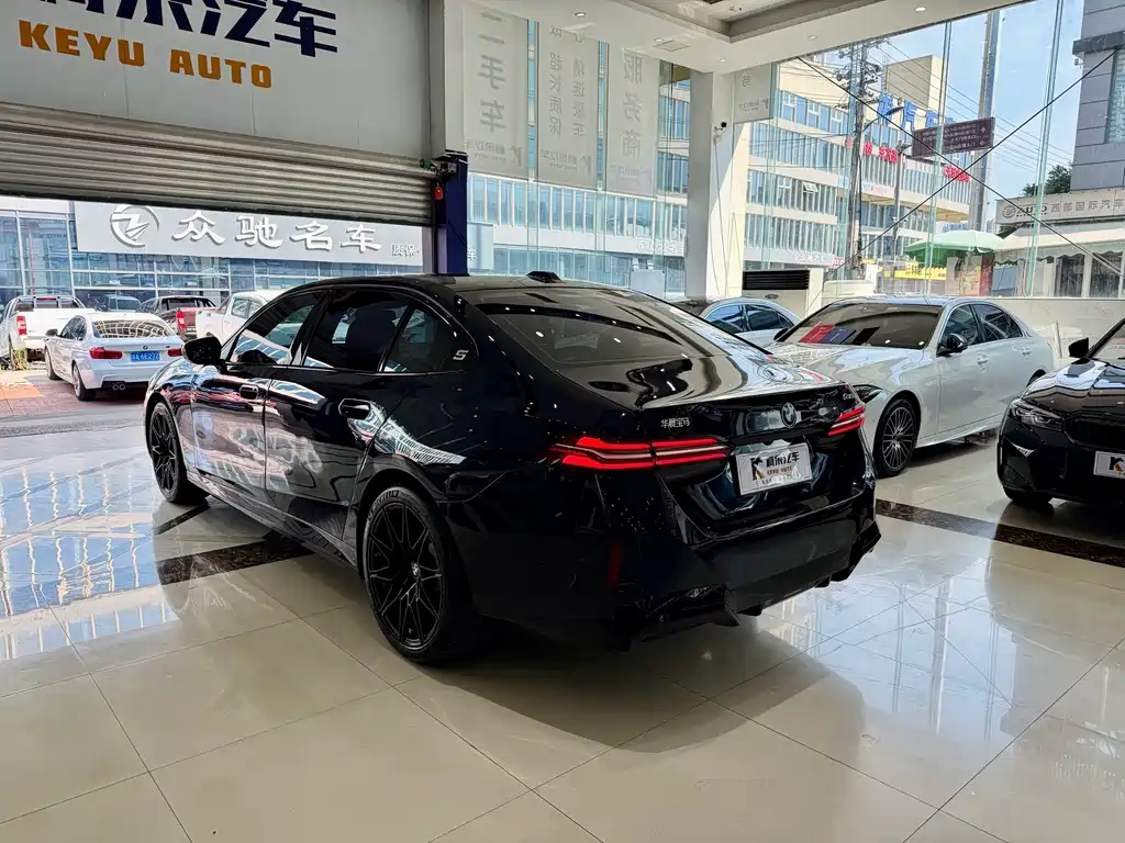 BMW 5 Series 2025 530Li Leading M Sports Package купить на сайте DeffCars