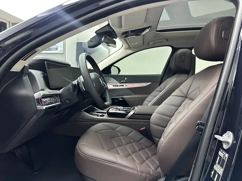 BMW 7 Series 2023 735Li Luxury Package купить на сайте DeffCars