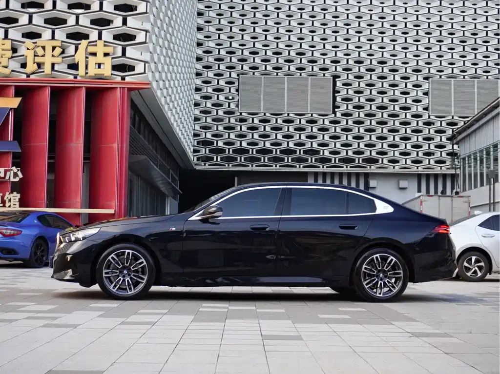BMW 5 Series 2024 525Li M Sports Package купить на сайте DeffCars
