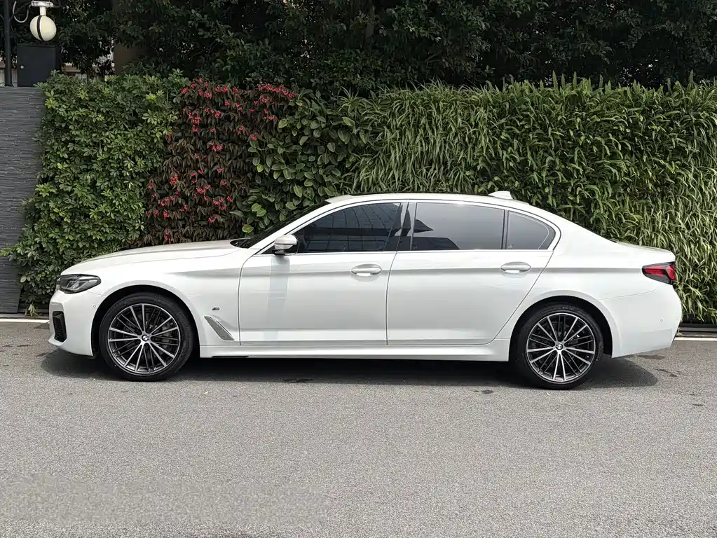 BMW 5 Series 2023 530Li Leading M Sports Package купить на сайте DeffCars