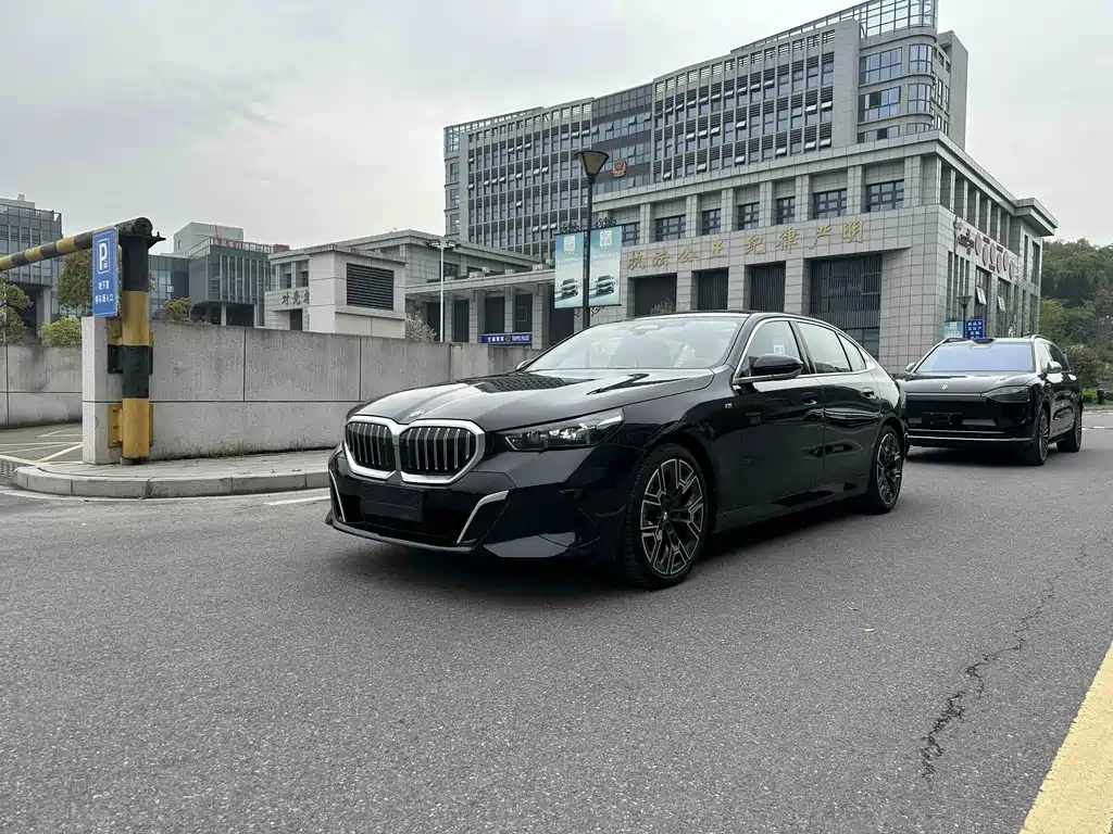 BMW 5 Series 2025 530Li Exclusive M Sports Package купить на сайте DeffCars
